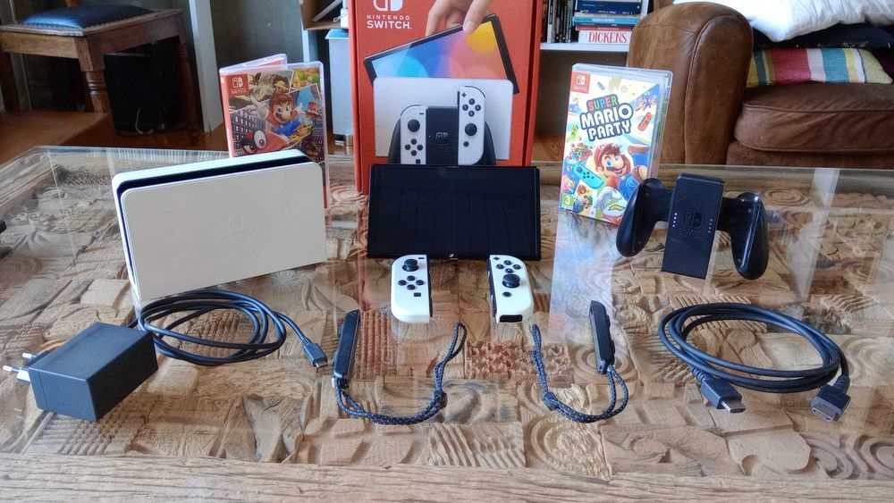 Nintendo Switch OLED Branca – Como Nova (pouco uso) + 2 jogos