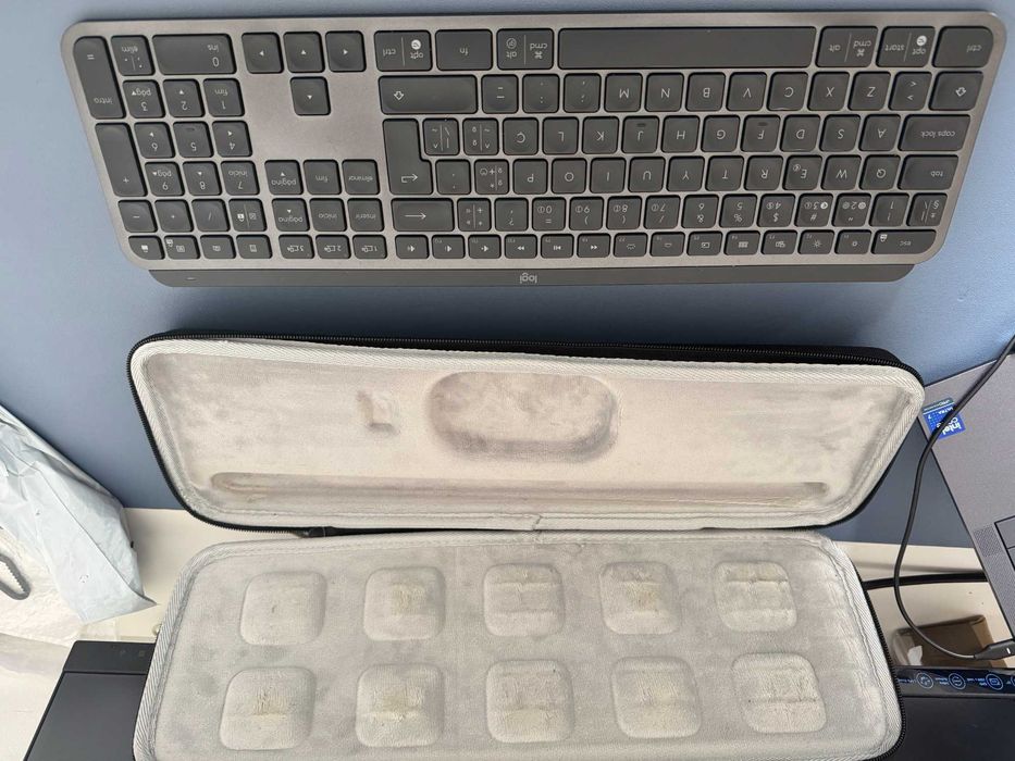 Teclado Logitech MX Keys Layout PT com Capa