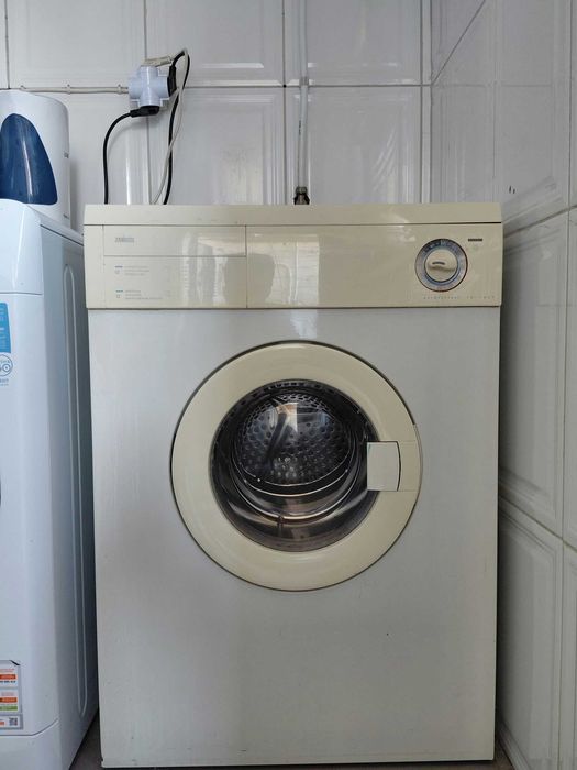 Máquina de secar roupa Zanussi de 4 quilos de capacidade