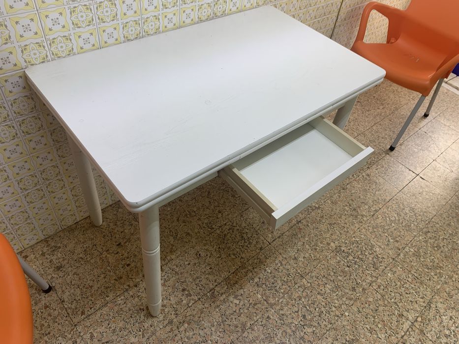 mesa de cozinha extensível mais duas cadeiras