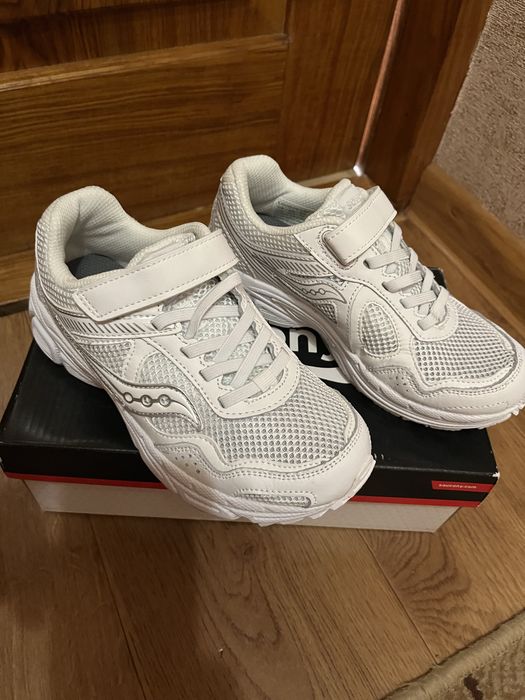 Продам кросівки.Saucony.На дівчинку.Білий колір.Розмір 33