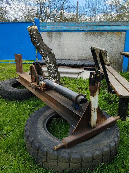 Дровокол гідравлічний на навіску трактора