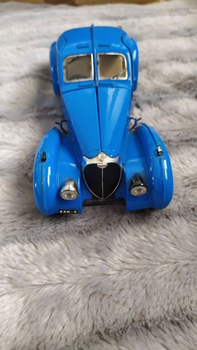 Carro Bugatti atlantic ano 1936 escala 1/ 24 Burago