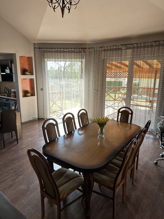 Drewniany stół jadalny