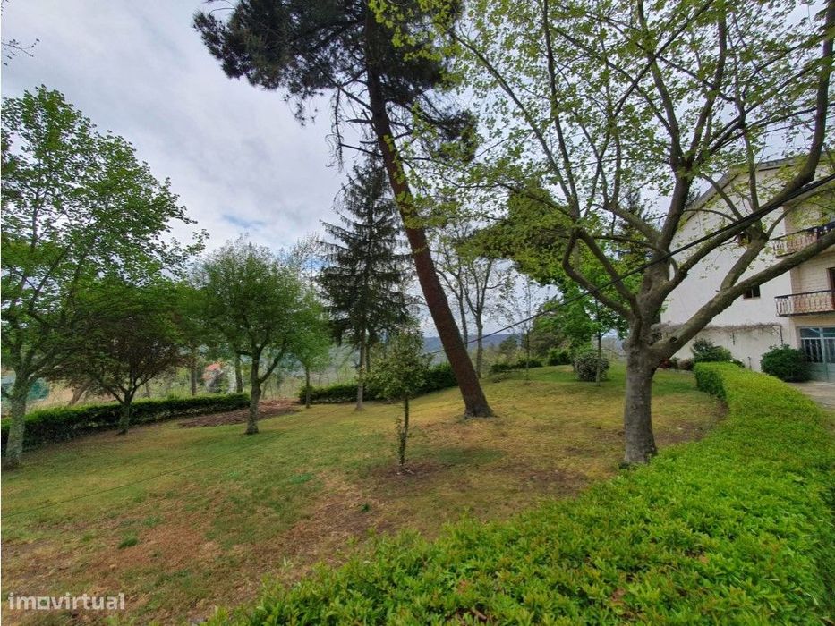 Moradia em Sernancelhe para investimento, com vistas sobre o campo