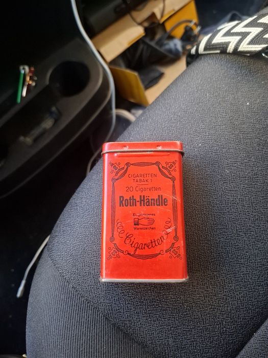 Caixa de cigarros metálica