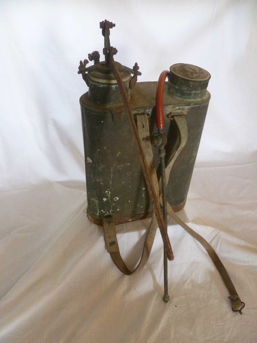 Máquina de sulfatar de cobre Hipólito dos anos 60 Museu casa de aldeia