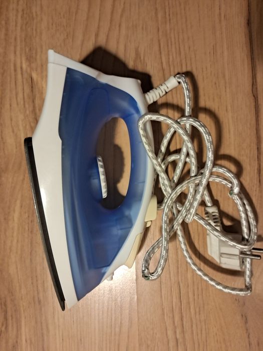 Małe lekkie żelazko Ricco