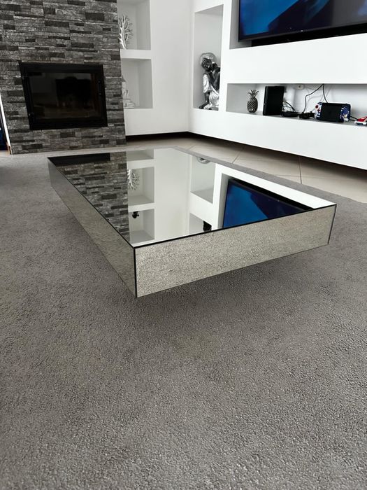 Mesa suspensa em espelho