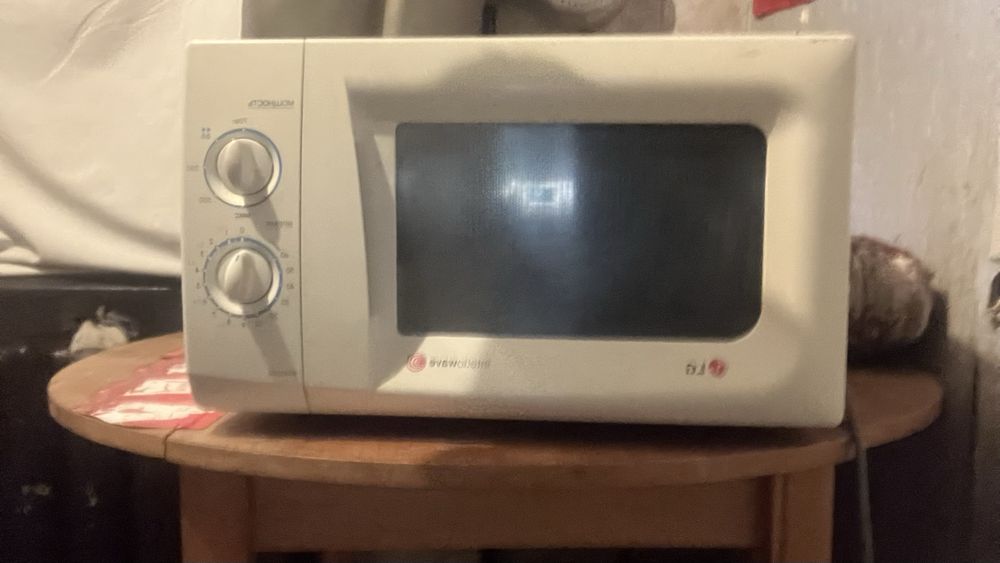 Мікрохвильова піч LG MS-2022G