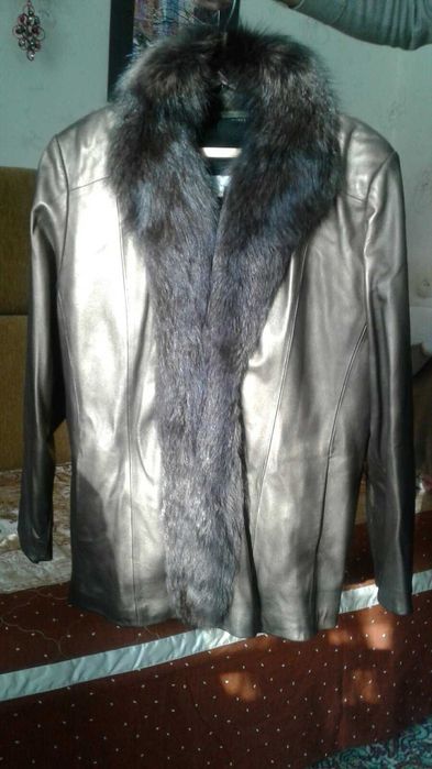 Жіноча шкіряна куртка