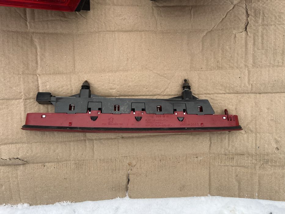 Задні ліхтарі стопи фари  Пежо 5008