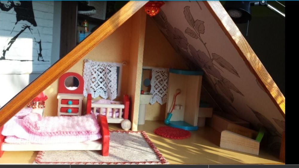 Domek dla lalek ręcznie robiony oświetlony drewniany