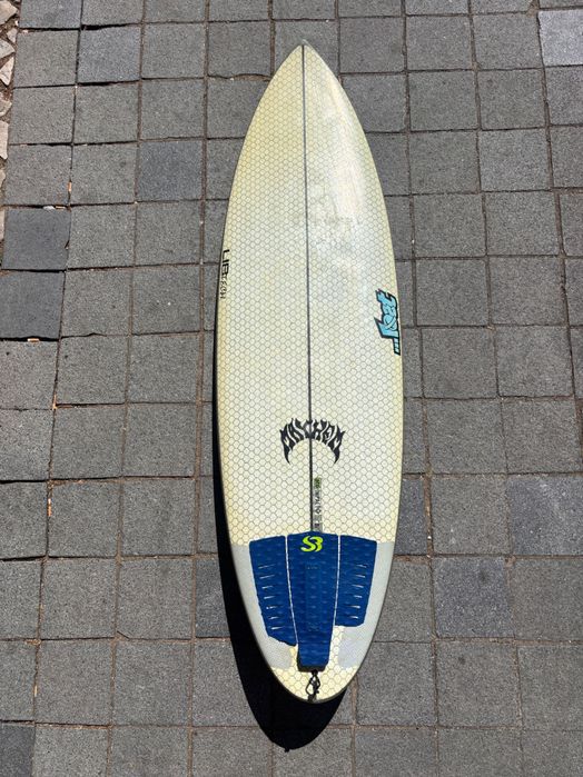 Prancha de Surf Lib Tech 6’ 34L + Quilhas FCS II Médias Novas – Excelente Estado