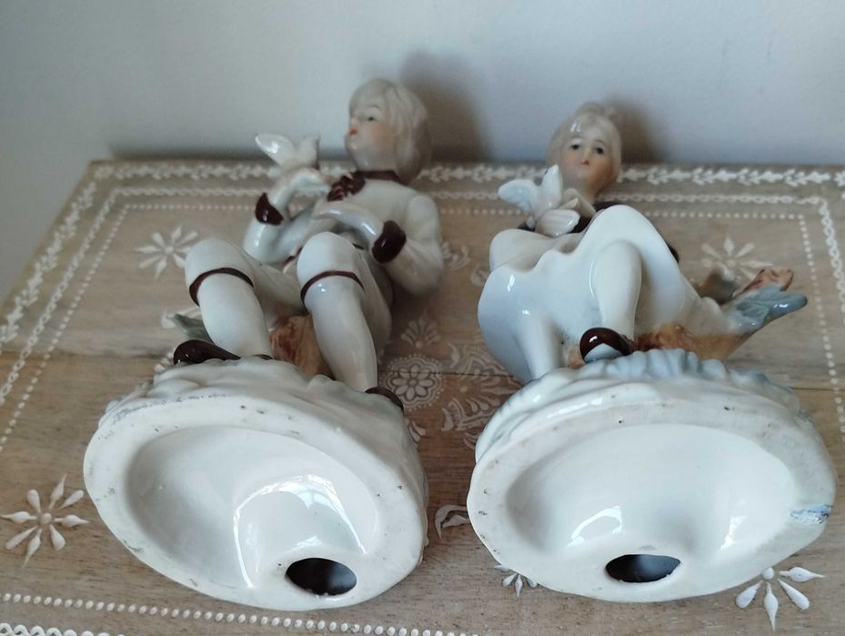 Belíssimo Par de Esculturas em Porcelana
