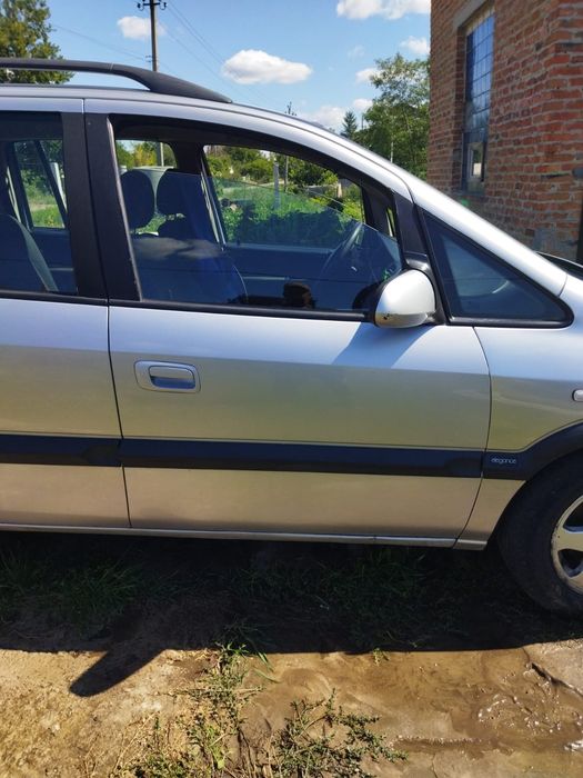 Opel Zafira 2.2D 2003 року