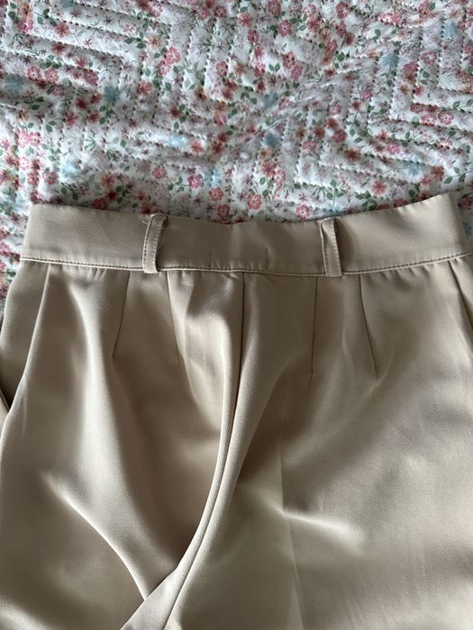 Костюм бежевого кольору