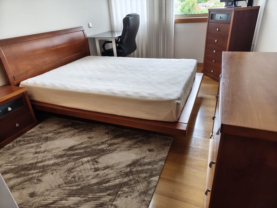 Quarto casal com  cama , colchao , comoda , mesinha de cabeceira  e aparedor