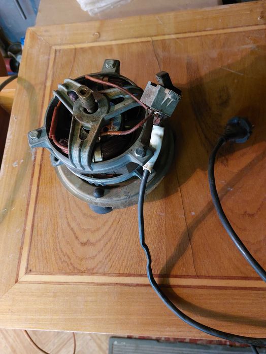 Єлектричний двигун.