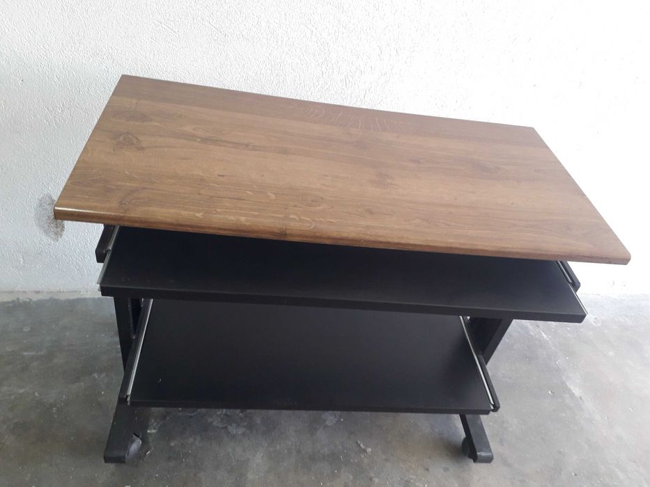 Secretária metálica em ótimas condições 1,00mx50cm, pode ser utilizada para computador
