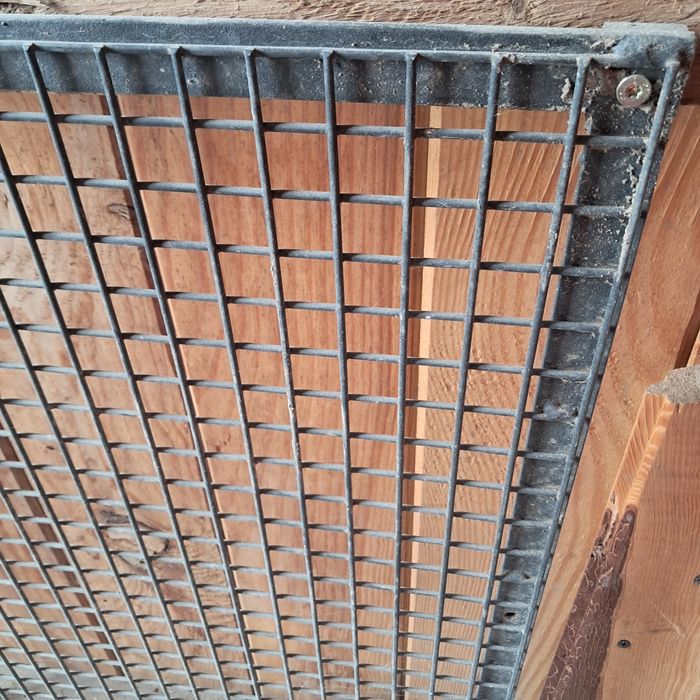 Metalowa krata na okno