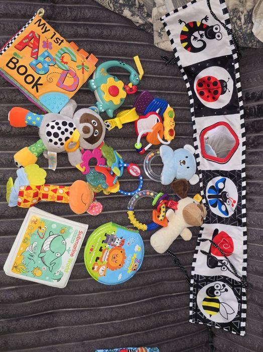 Іграшки для найменших підвіски погремушка книжечки