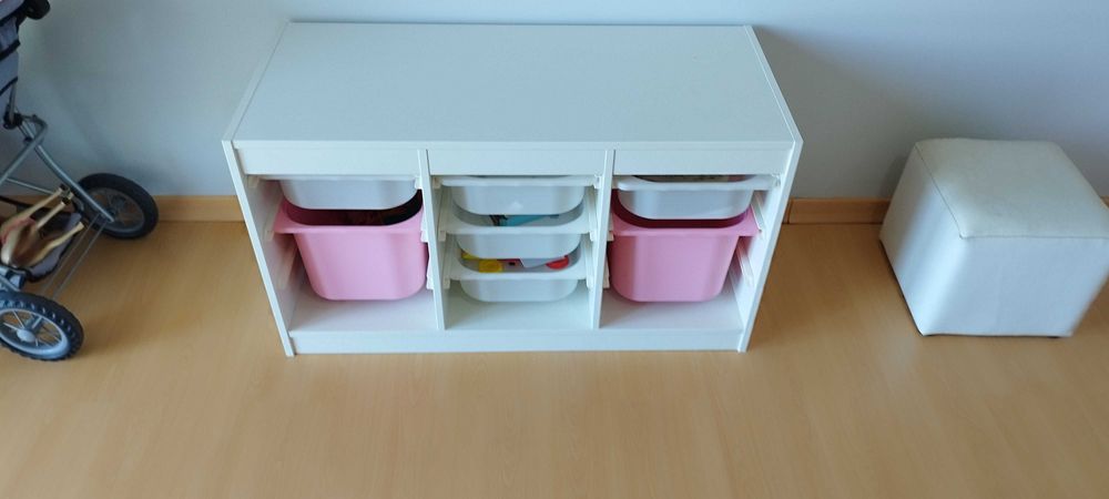 Móvel branco com gavetas e mesa