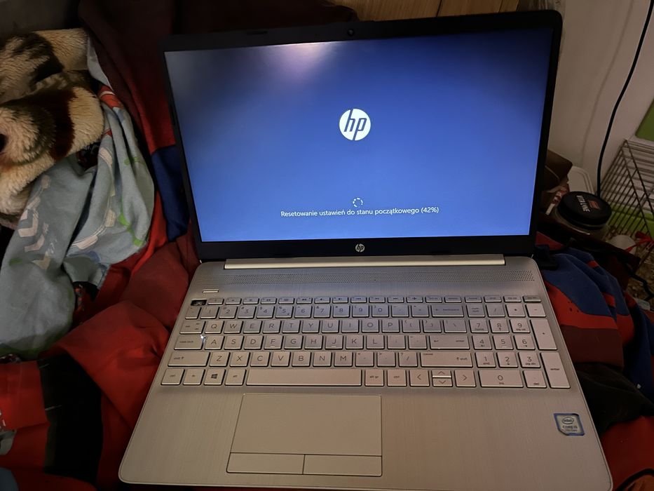 Laptop HP działa, ładowarka w zestawie