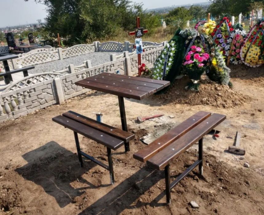 Лавочка на кладовище