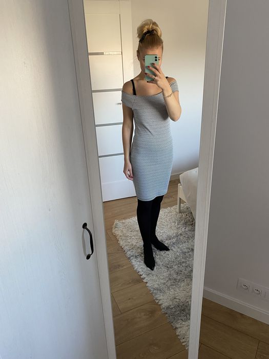 Dopasowana sukienka z opadającymi ramionami S