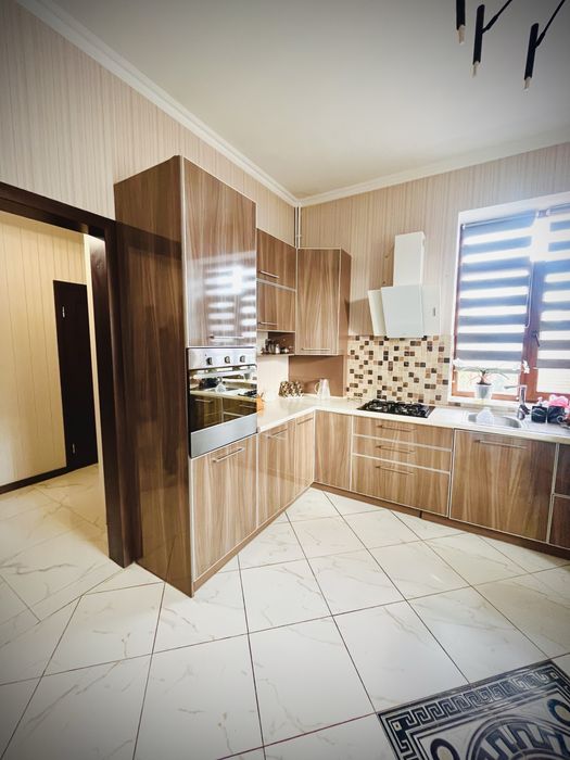 Продам чарівний двоповерховий будинок.