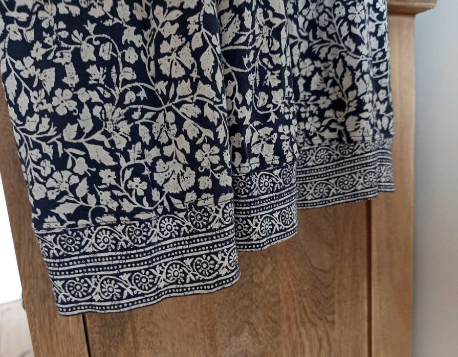 Sukienka maxi Fat Face biało granatowa kwiaty ornament