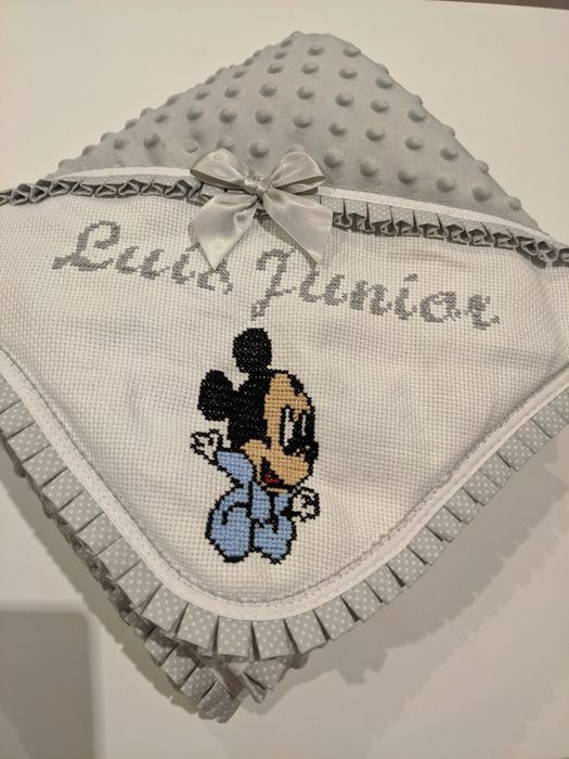 Manta para bebé bordada á mão