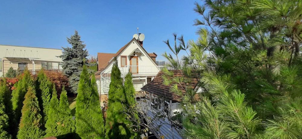 Будинок на Соломінці з особистим бомбосховищем з кухнею та кімнатою