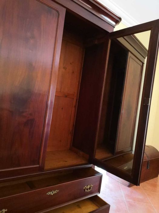 Antiguidades - Vendo Guarda-fatos Casquinha