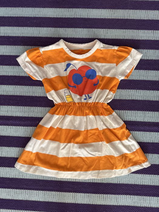 O vestido para a crianca de 2/3 anos de idade