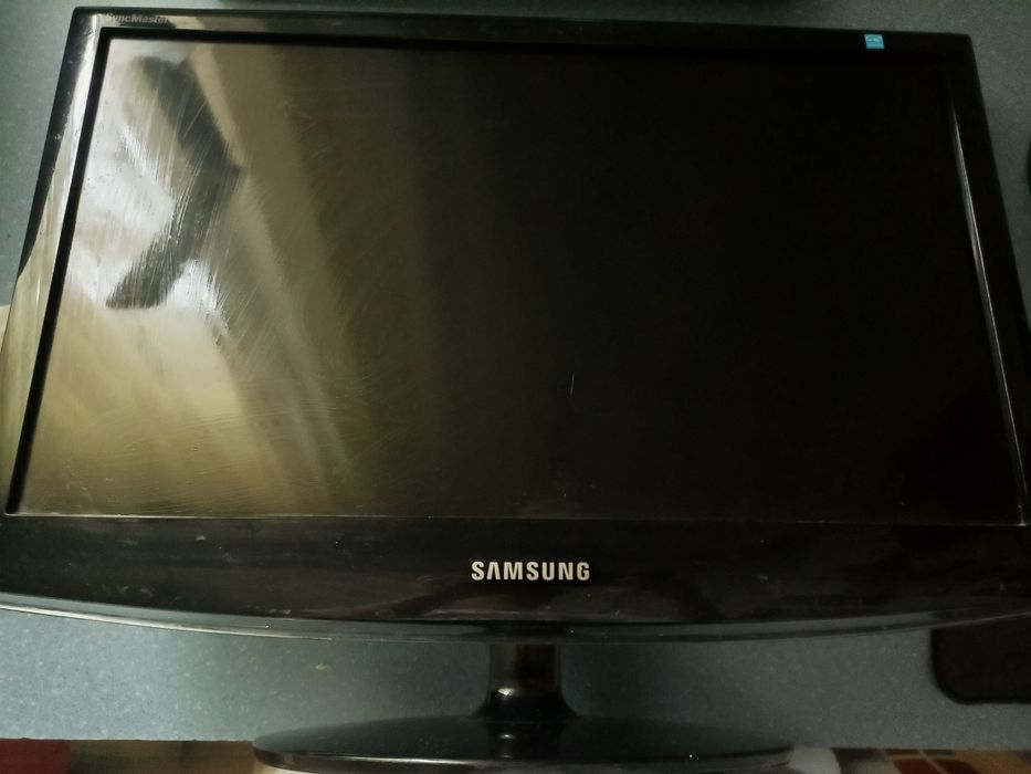 Комп'ютер та монітор для дому або офісу