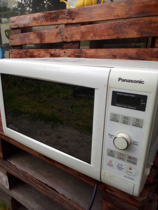 Продам б/у мікрохвильову піч Панасонік.