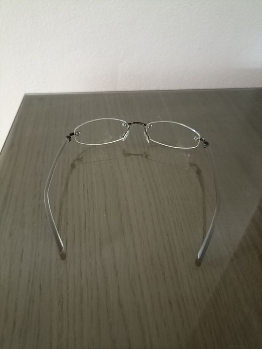 Óculos com lentes carlzeiss. Armação muito leve.