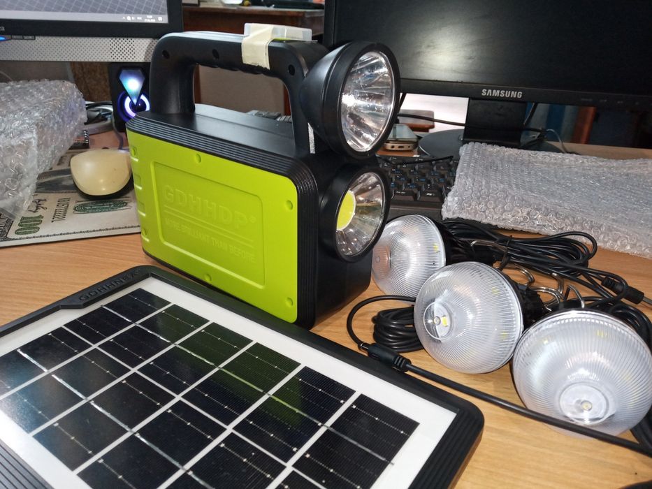 Багатофункціональний ліхтар повербанк на сонячній панелі з 3 лампочкам