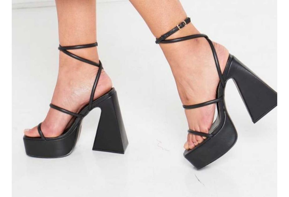 Sandały na stabilnym trójwymiarowym słupku