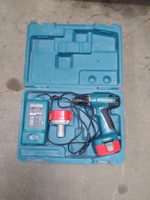 Шуруповёрт,работает отлично комплект,аккумуляторы  очень слабые