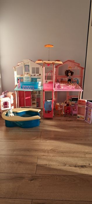 Domek lalki Barbie z basenem, garderobą i lalkami