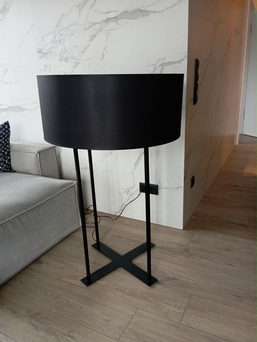 Czarna stylowa lampa stojąca Shilo Bonar Dohar – Czarno – Czarny