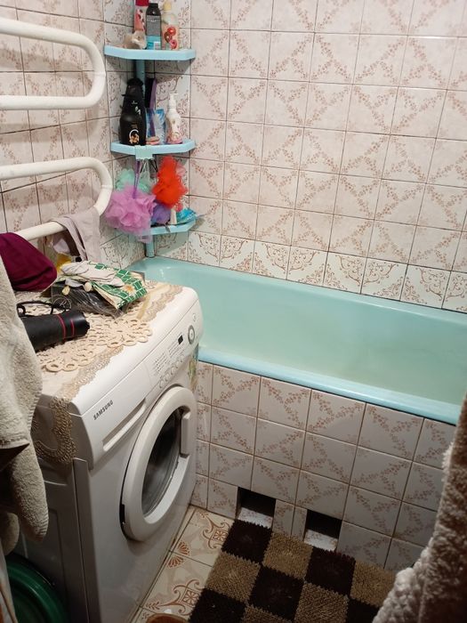 Здається   1 кімната в 3 кімнатній з власником