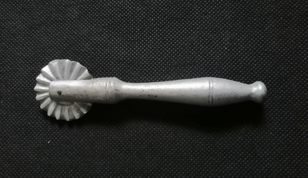Vintage aluminum pastry wheel for kitchen use64550933995779121