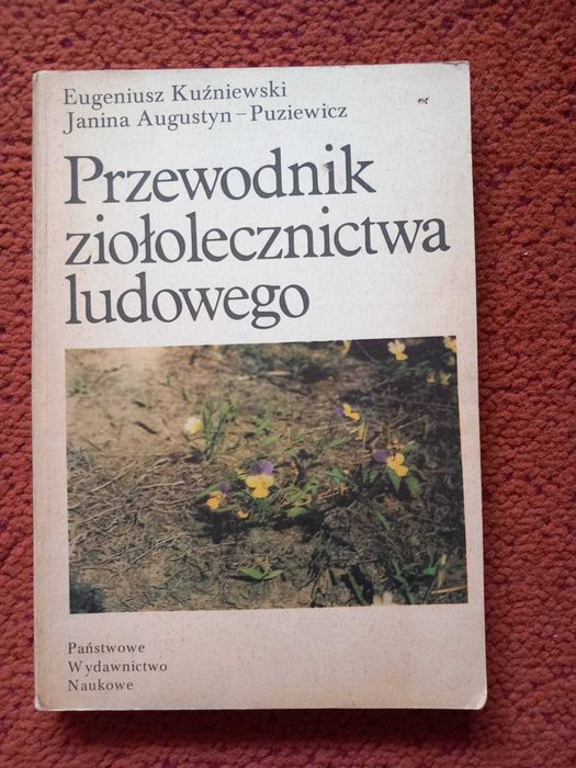Przewodnik ziołolecznictwa ludowego - Eugeniusz Kuźniewski , Janina Augustyn-Puziewicz  ( ziołolecznictwo, terapie naturalne , homeopatia )