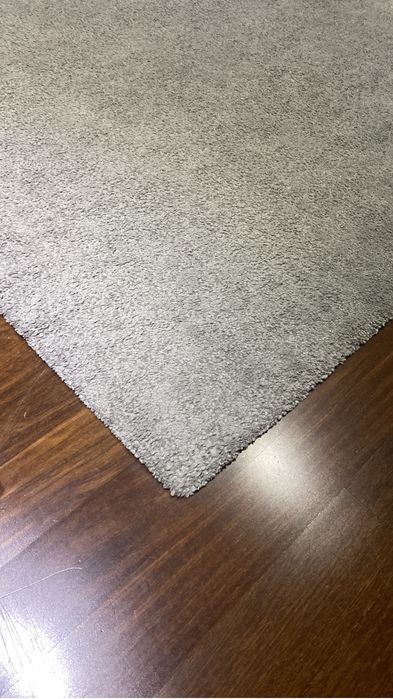 Carpete cinza pelo médio