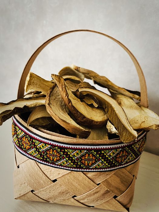 Білі гриби та ягоди