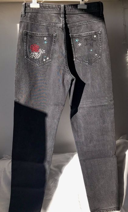 Jeansy czarne/ciemno-szare C&A z dziurami i haftem